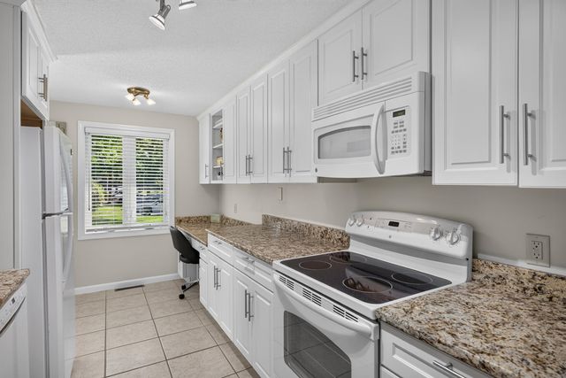 90 Forest Glade UNIT 90, Teaticket, MA 02536