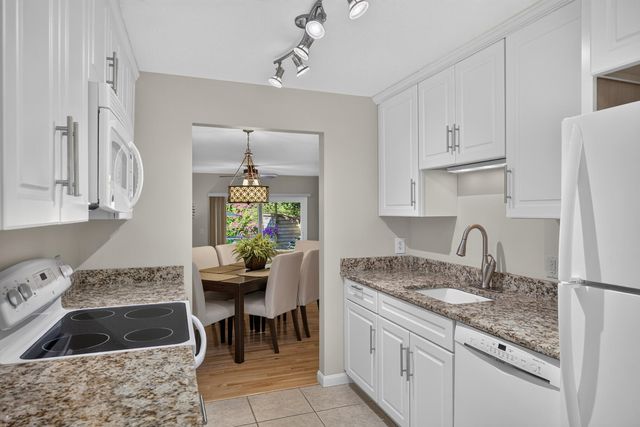 90 Forest Glade UNIT 90, Teaticket, MA 02536