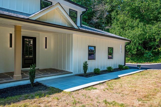 300 E Chestnut Avenue E, Metuchen, NJ 08840