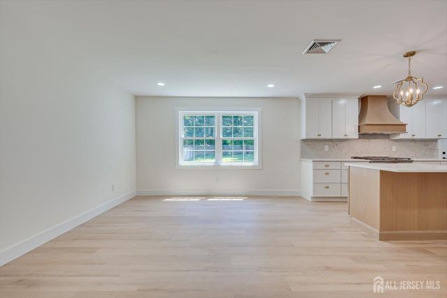 300 E Chestnut Avenue E, Metuchen, NJ 08840