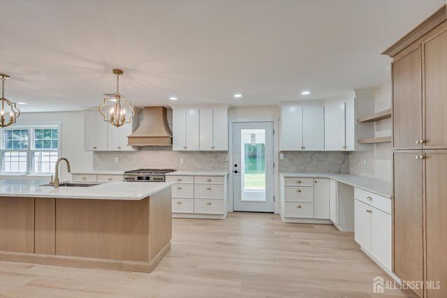 300 E Chestnut Avenue E, Metuchen, NJ 08840