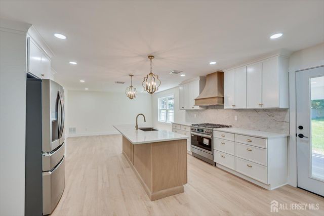 300 E Chestnut Avenue E, Metuchen, NJ 08840