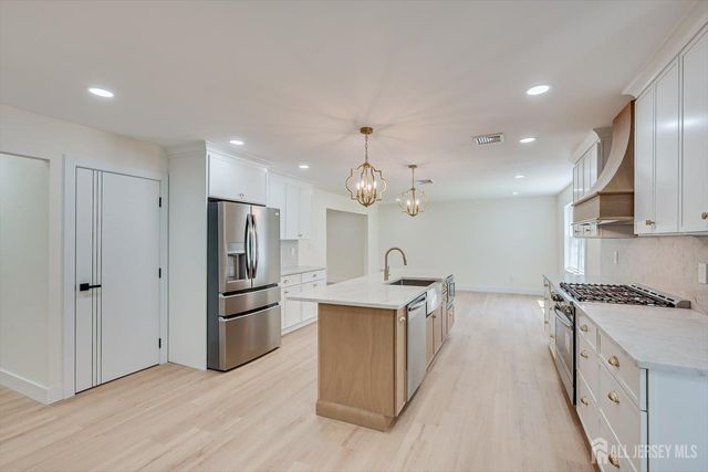 300 E Chestnut Avenue E, Metuchen, NJ 08840