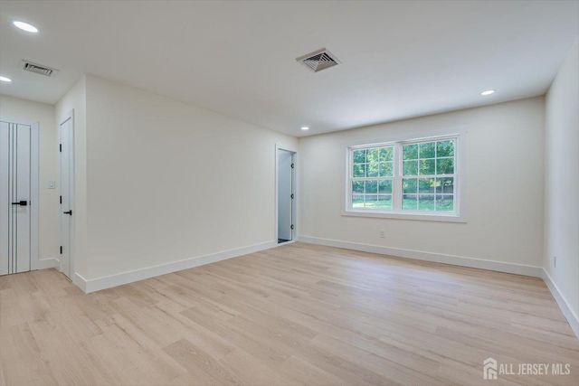300 E Chestnut Avenue E, Metuchen, NJ 08840