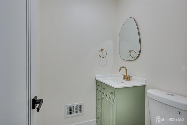 300 E Chestnut Avenue E, Metuchen, NJ 08840