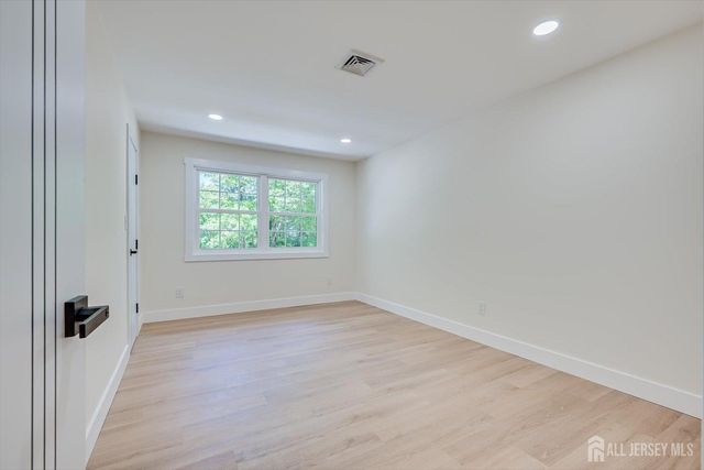 300 E Chestnut Avenue E, Metuchen, NJ 08840