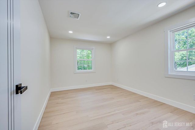 300 E Chestnut Avenue E, Metuchen, NJ 08840