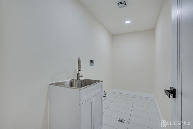 300 E Chestnut Avenue E, Metuchen, NJ 08840
