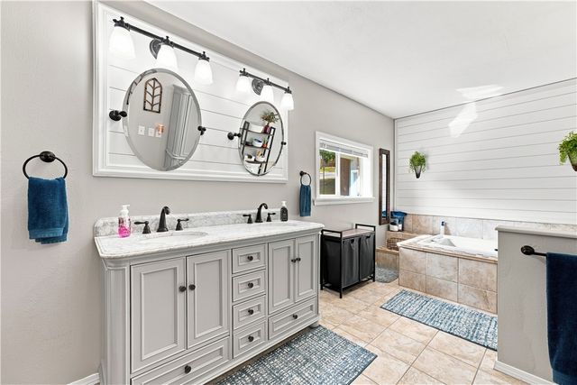 72 Elizabeth Drive, Bella Vista, AR 72715