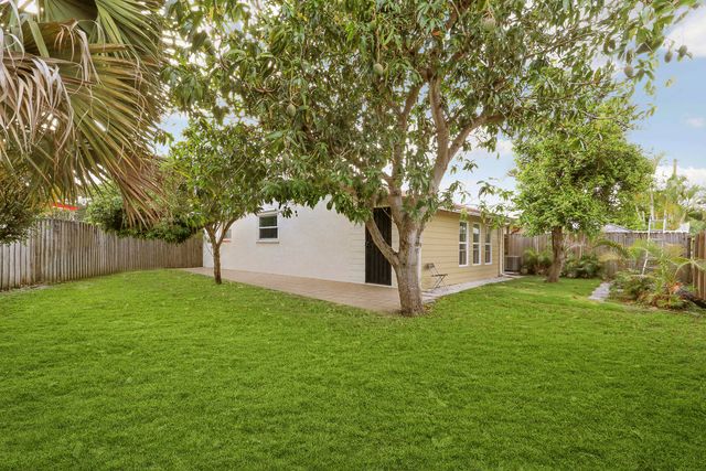 3814 Van Cott Circle, West Palm Beach, FL 33403