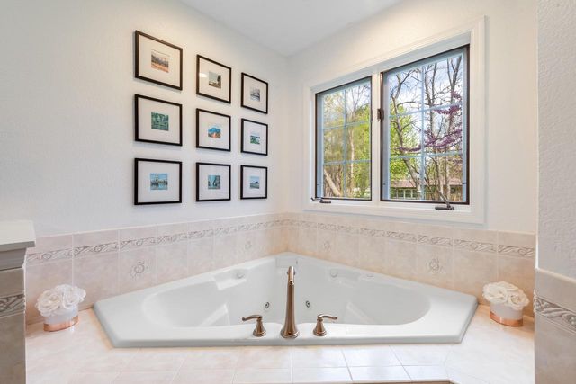 14695 Meadowshire DRIVE, New Berlin, WI 53151