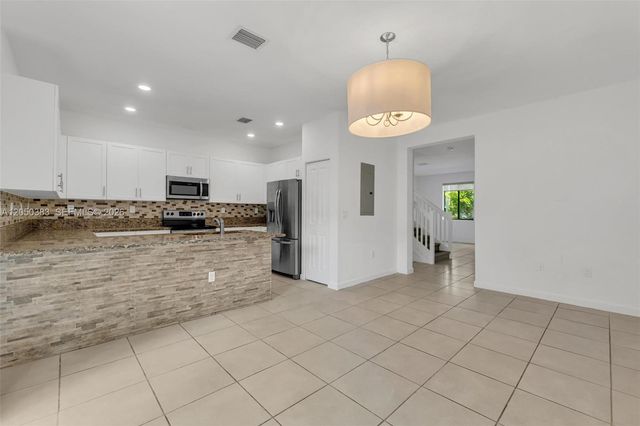 582 NE 207th St, Miami, FL 33179