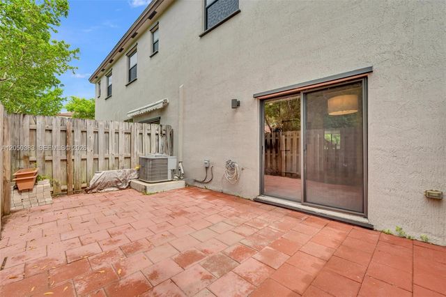 582 NE 207th St, Miami, FL 33179