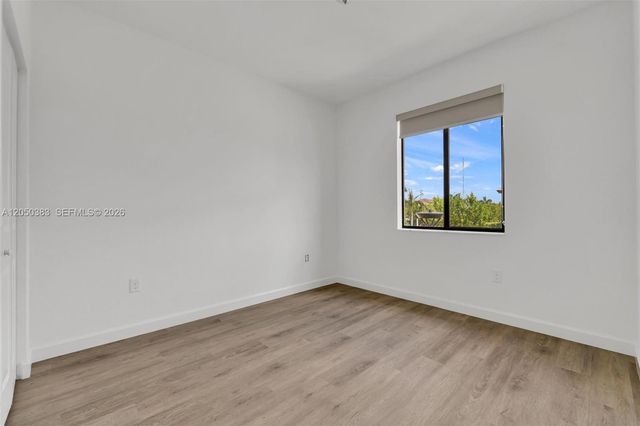 582 NE 207th St, Miami, FL 33179