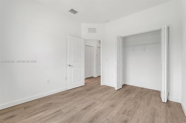 582 NE 207th St, Miami, FL 33179