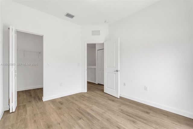 582 NE 207th St, Miami, FL 33179
