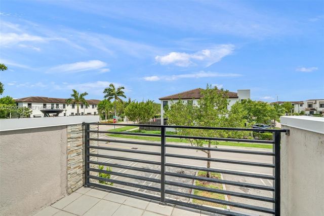 582 NE 207th St, Miami, FL 33179