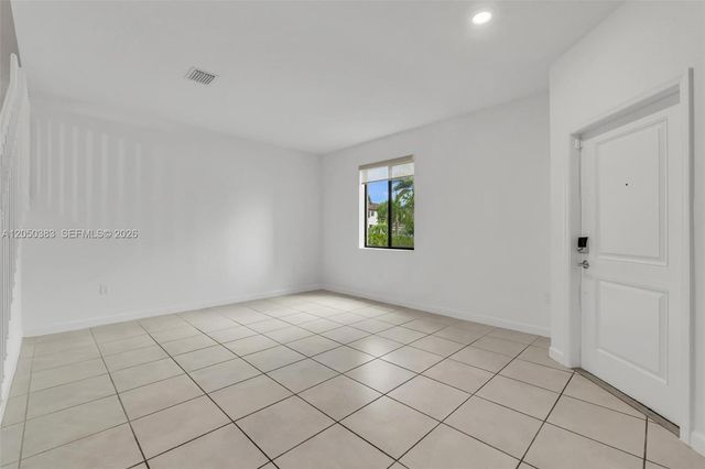 582 NE 207th St, Miami, FL 33179