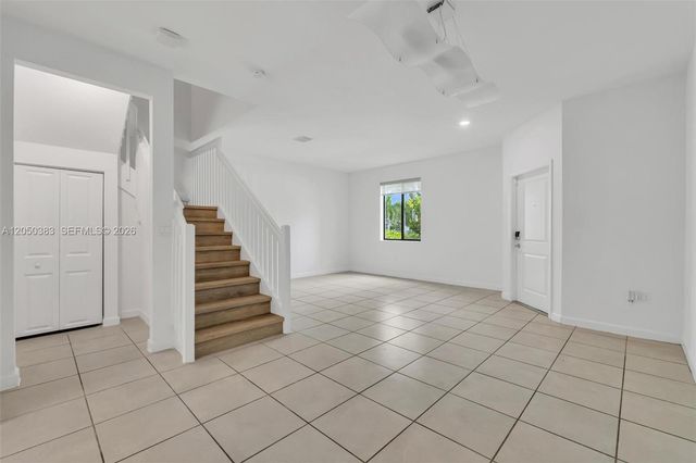 582 NE 207th St, Miami, FL 33179