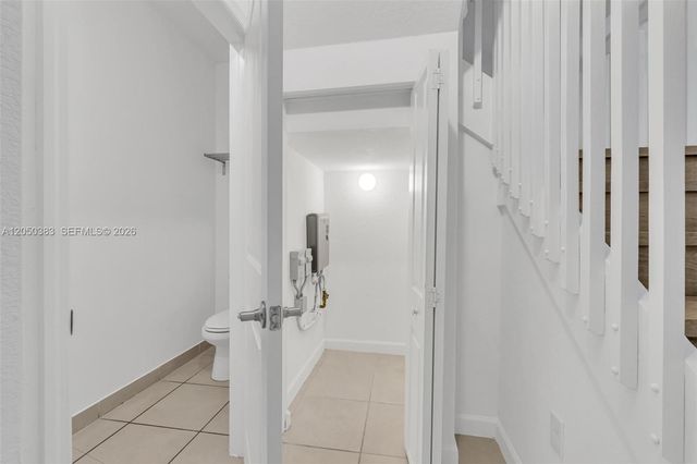 582 NE 207th St, Miami, FL 33179