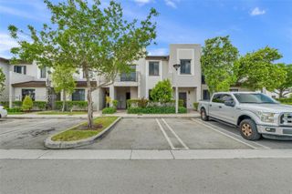582 NE 207th St, Miami, FL 33179