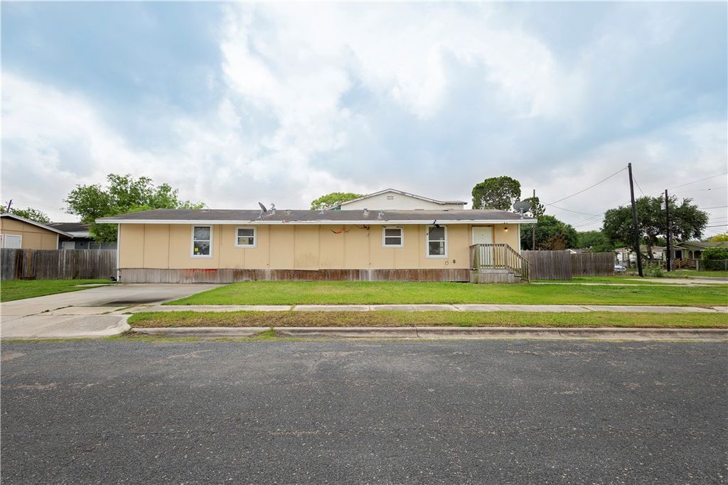 1802 16th St B, Corpus Christi, TX 78404