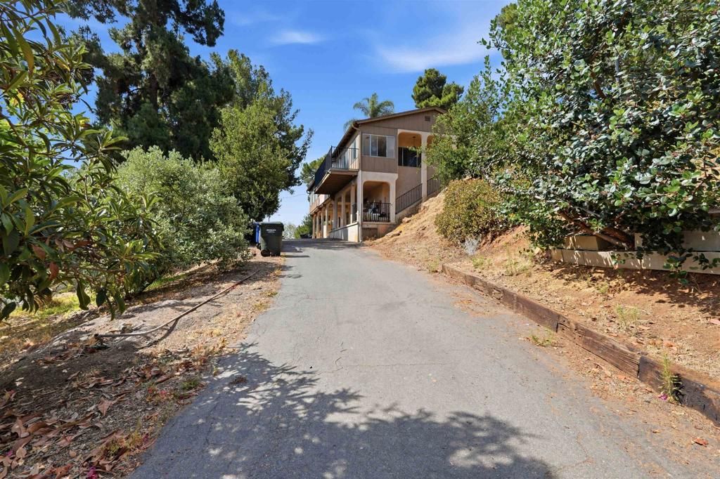 Image 2 of property listing at 11825 Taia Ln, Lakeside, CA 92040