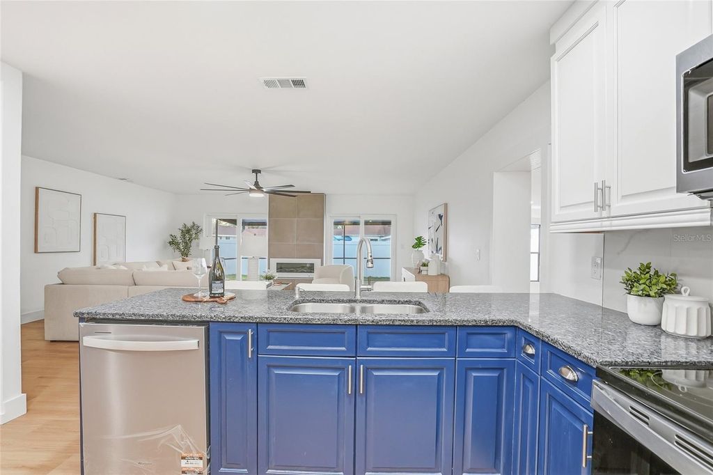 Image 8 of property listing at 14964 OLD POINTE ROAD, Tampa, FL 33613