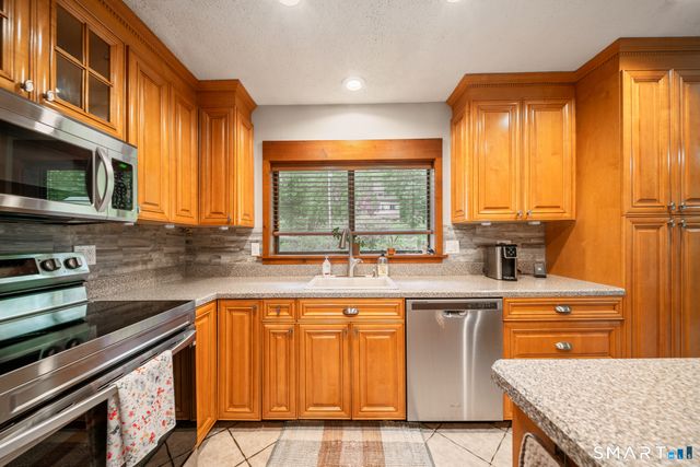 26 Vidich Lane, Naugatuck, CT 06770