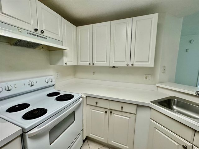 5090 Fairways Circle H102, Vero Beach, FL 32967