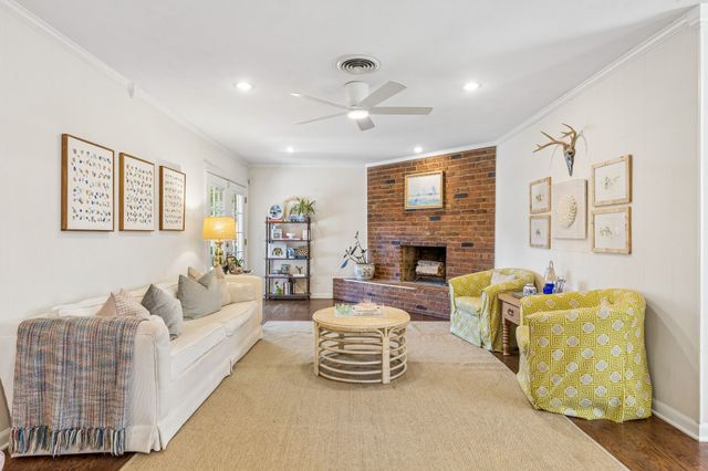 10622 MAPLERIDGE Drive, Dallas, TX 75238