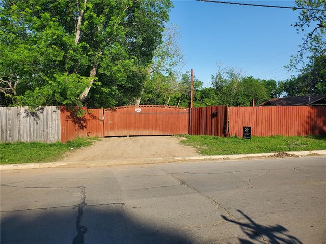 825 S Hughes Avenue, Fort Worth, TX 76103