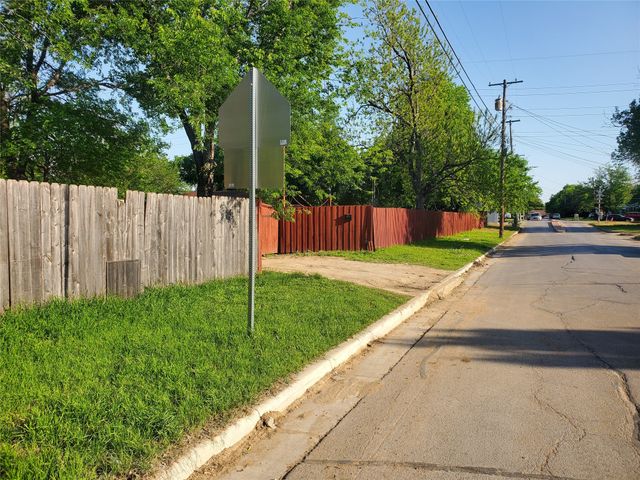 825 S Hughes Avenue, Fort Worth, TX 76103