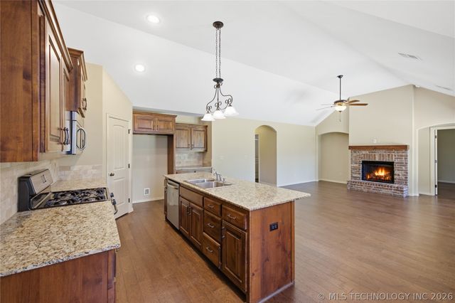 1004 E 135th Place, Glenpool, OK 74033