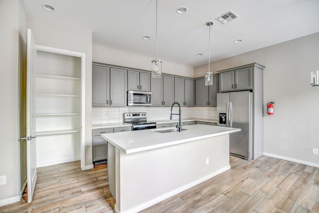 901 S Smith Road 1045, Tempe, AZ 85281