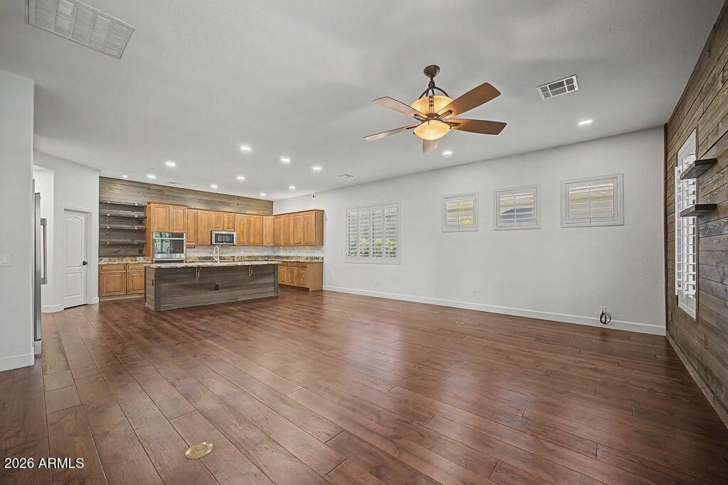 Image 12 of property listing at 14146 N 90TH Lane, Peoria, AZ 85381