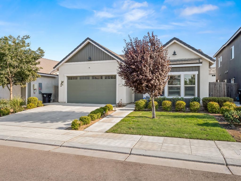 590 Blue Oak Lane W, Madera, CA 93636