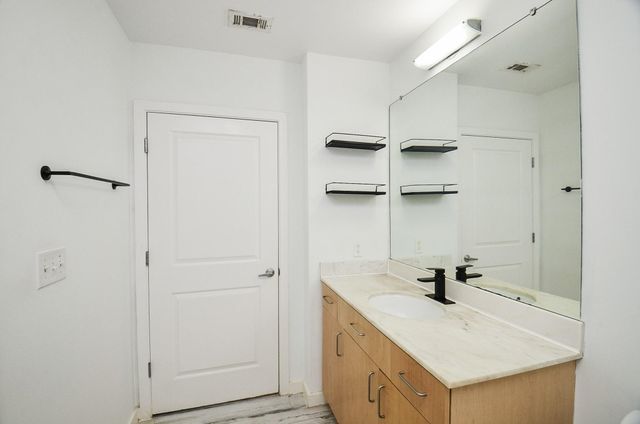 5925 Almeda Road 11612, Houston, TX 77004