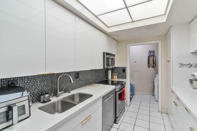 9755 NW 52nd St 112, Doral, FL 33178