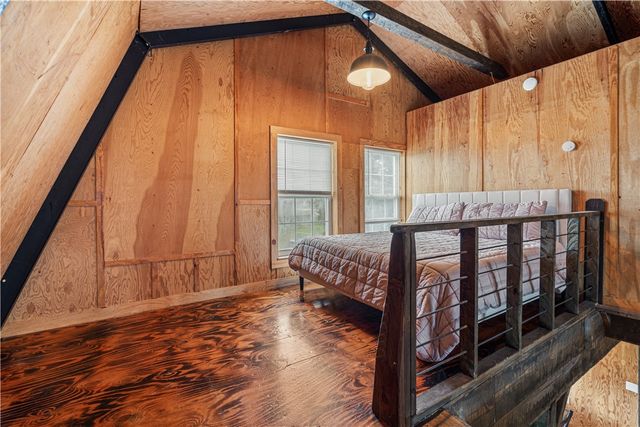 104 N Pine Avenue, Gentry, AR 72734