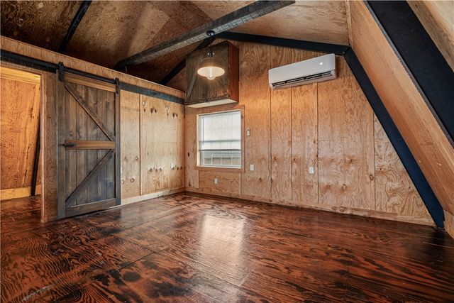 104 N Pine Avenue, Gentry, AR 72734