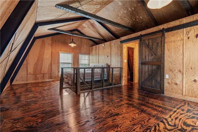 104 N Pine Avenue, Gentry, AR 72734