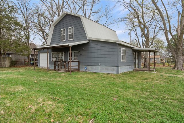 104 N Pine Avenue, Gentry, AR 72734