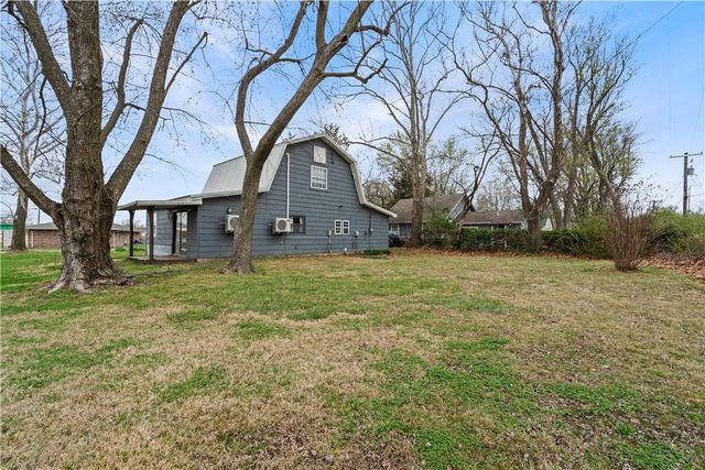 104 N Pine Avenue, Gentry, AR 72734