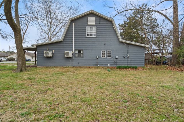 104 N Pine Avenue, Gentry, AR 72734