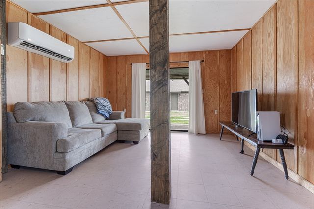 104 N Pine Avenue, Gentry, AR 72734