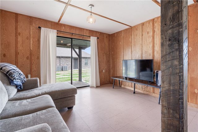 104 N Pine Avenue, Gentry, AR 72734