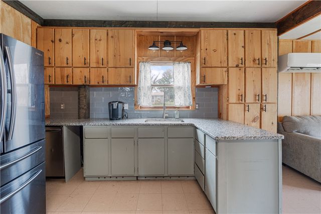 104 N Pine Avenue, Gentry, AR 72734