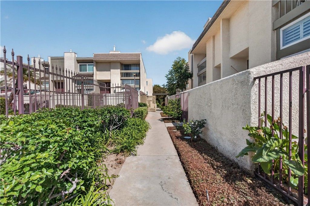 Image 2 of property listing at 9950 Topanga Canyon Boulevard 43, Chatsworth, CA 91311