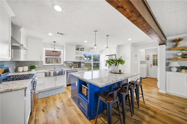 2105 Briar Oaks Drive, Bryan, TX 77802